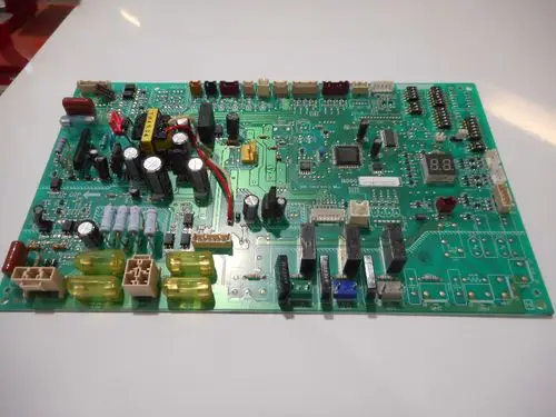 Remeha Platine mit verschiedenen elektrischen Komponenten und Anschlüssen, die für die Außeneinheit eines Geräts verwendet wird.